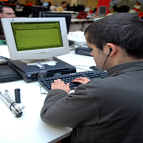 Persona ciega utilizando un ordenador adaptado