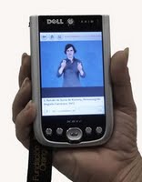 Imagen mostrando la imagen de una intérprete en la pantalla de una signoguía